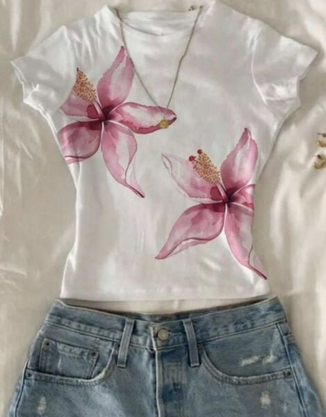Beyaz Lily Flowers Y2K Kısa Kollu Crop