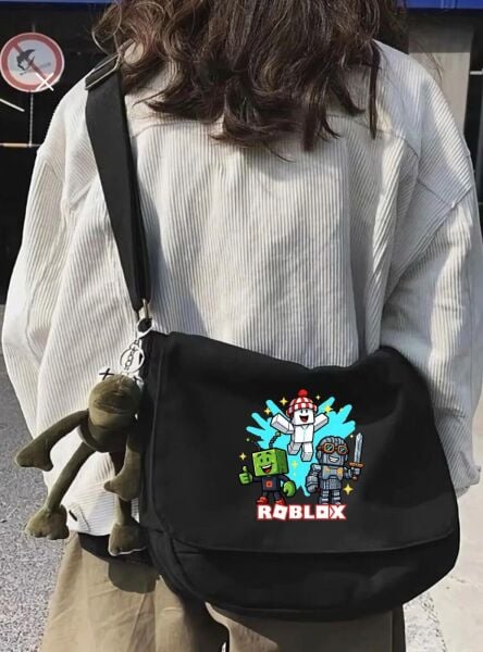 Siyah Roblox Baskılı Postacı Çanta