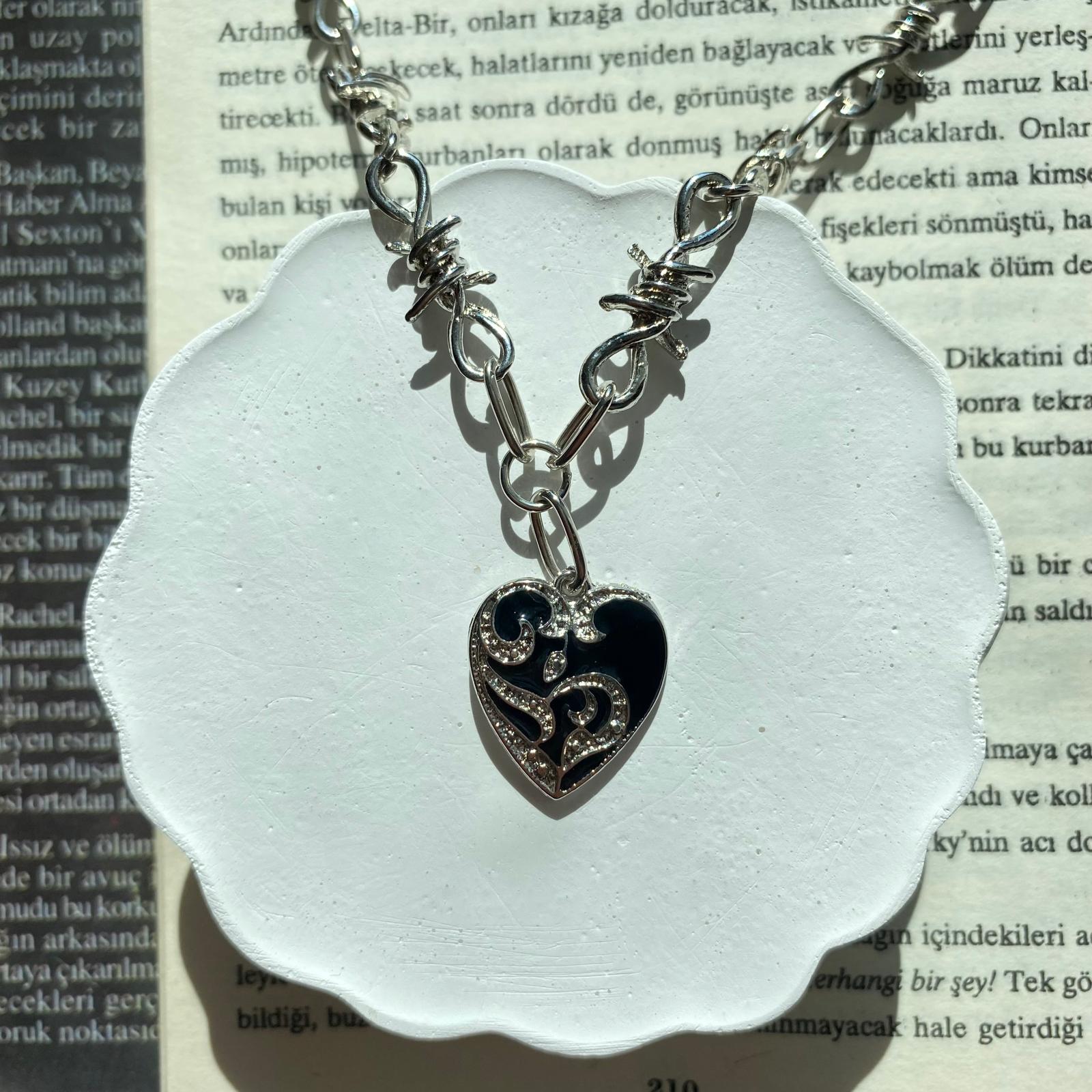 Gothic Black Heart Taşlı Kolye