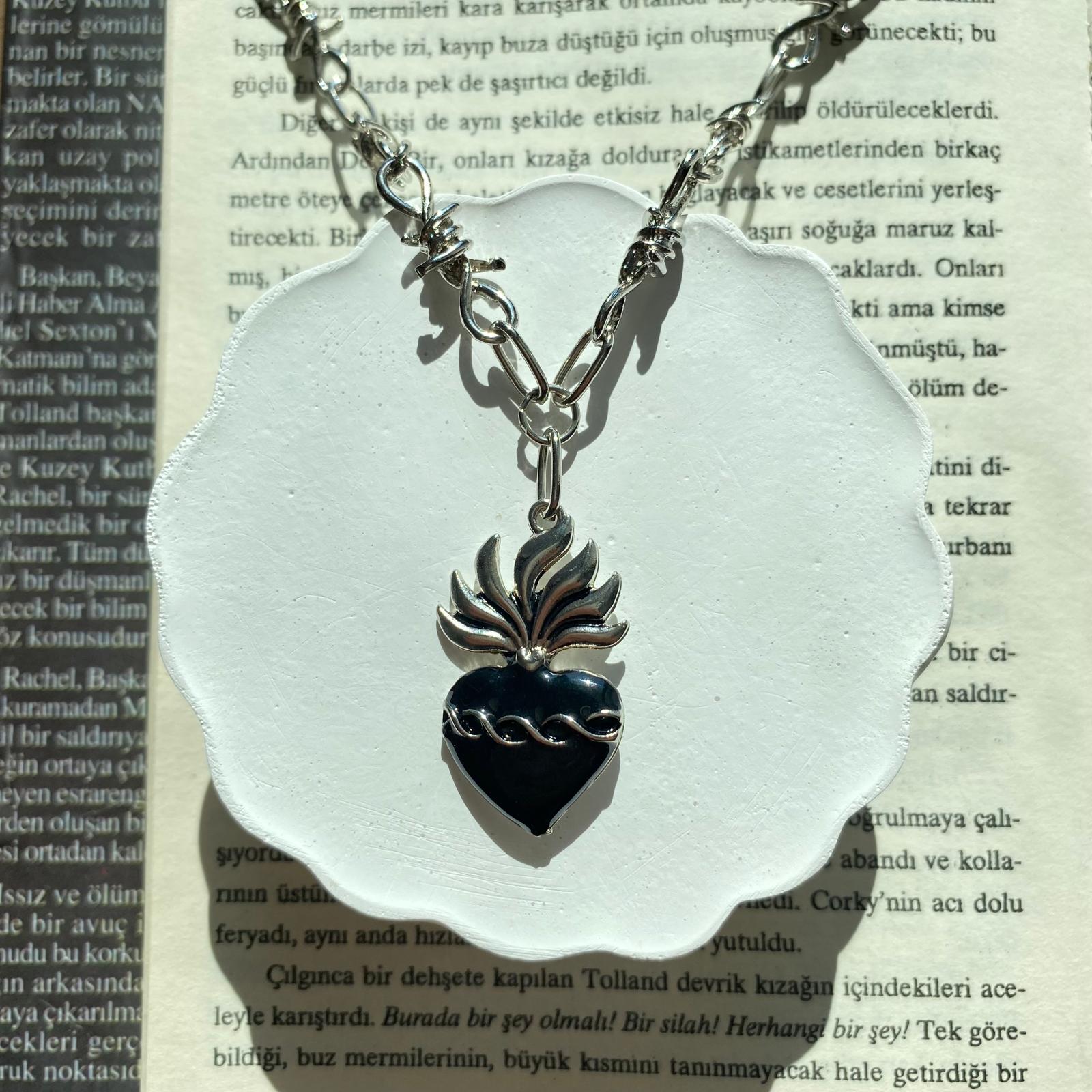 Gothic Flame Heart Kolye
