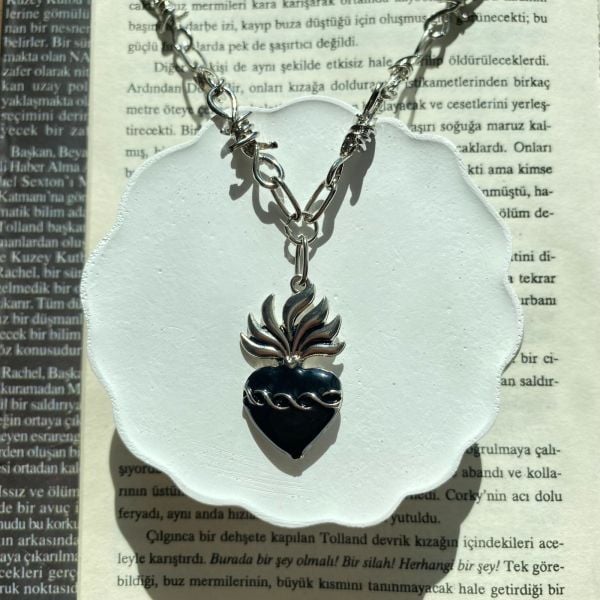 Gothic Flame Heart Kolye