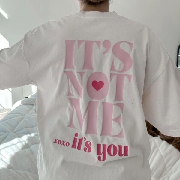 Beyaz Unisex Sırt Baskılı It's Not Me Tişört