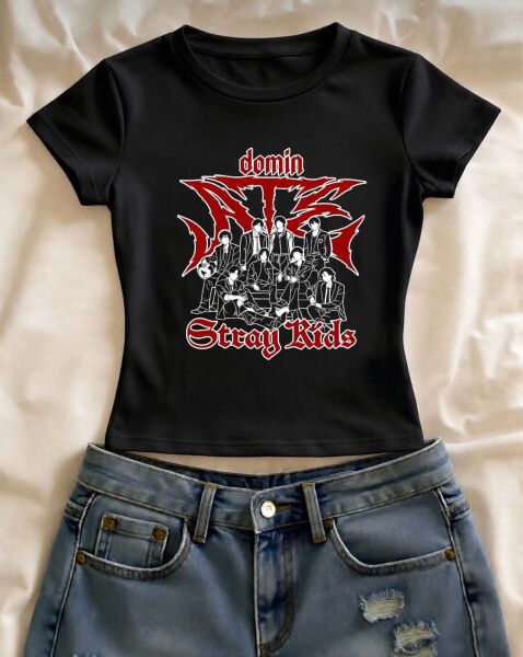 Domin Ate Stray Kids Baskılı Siyah Kemer Boy Y2K Kısa Kollu Crop