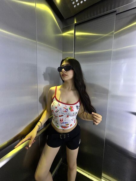 Hello Kitty ve Grafik Desenli Kırmızı Askılı Beyaz Crop