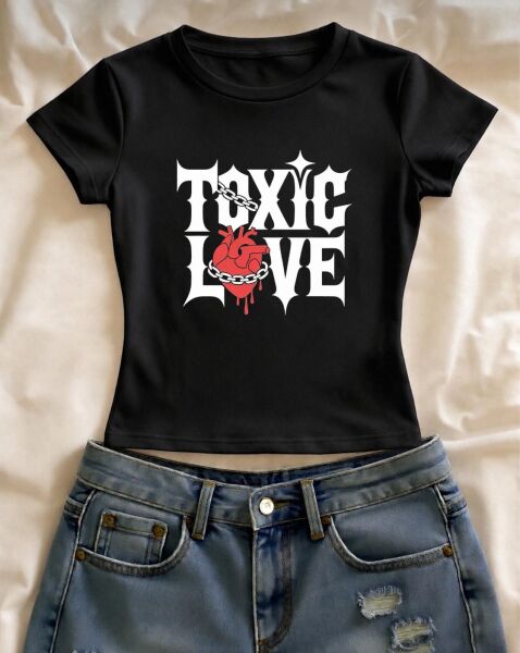 Toxıc Love Baskılı Siyah Kemer Boy Y2K Kısa Kollu Crop