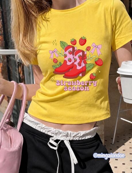 Strawberry Season Çizme Baskılı Sarı Kemer Boy Y2K Kısa Kollu Crop