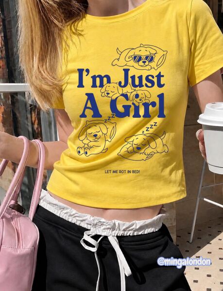 I'm Jest A Girl Baskılı Sarı Kemer Boy Y2K Kısa Kollu Crop