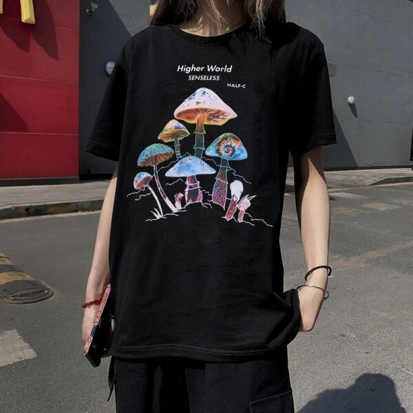 Higher World Mushrooms Siyah (unisex) T-Shirt