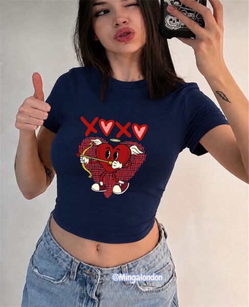 XOXO Kalp Baskılı Lacivert Kemer Boy Y2K Kısa Kollu Crop