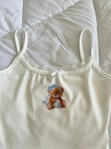 Beyaz Kurdeleli Ayıcık Desenli Dantelli Askılı Pijama Takımı