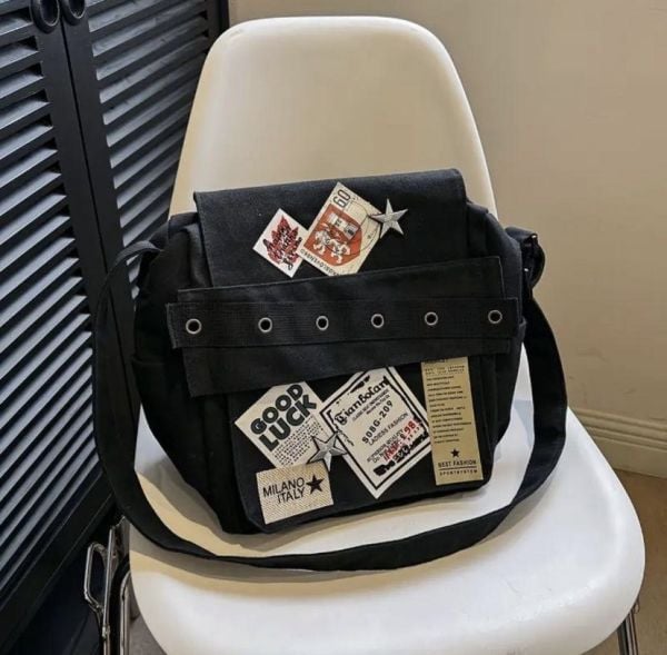 Siyah Good Luck Patch Baskılı Postacı Omuz Çantası