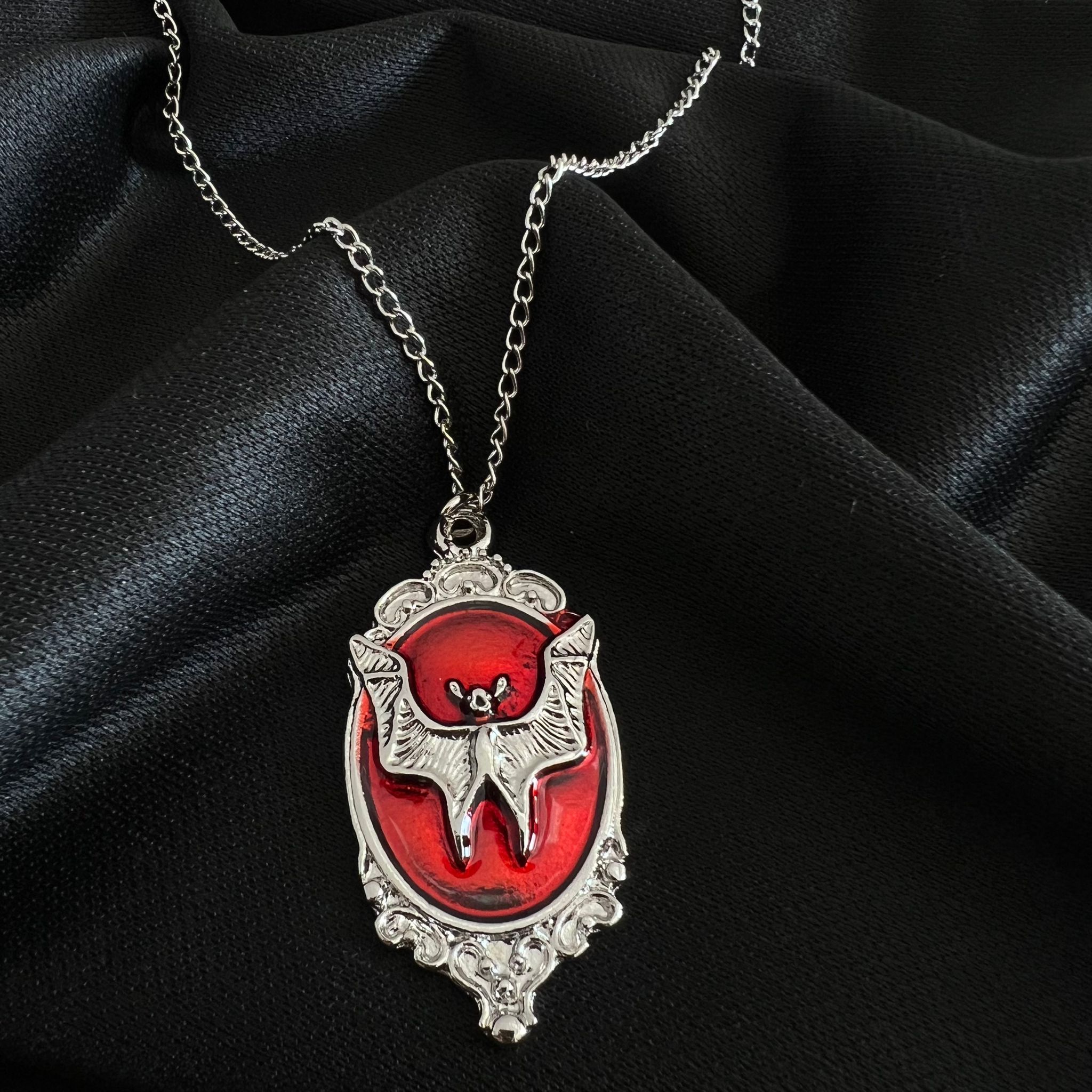 Red Bat Kolye