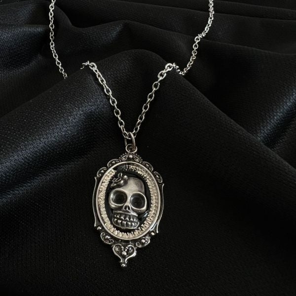 Siyah Embroidered Skull Kolye