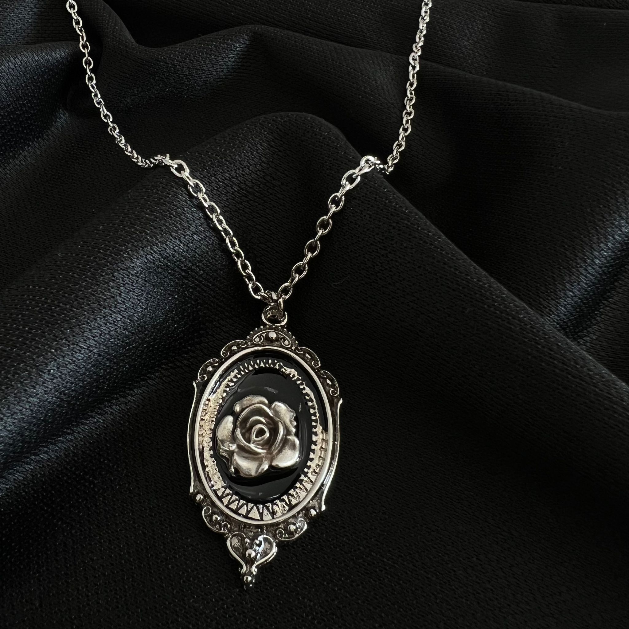 Siyah Relief Flower Kolye
