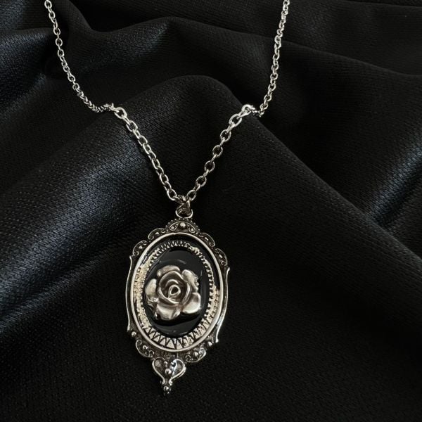 Siyah Relief Flower Kolye