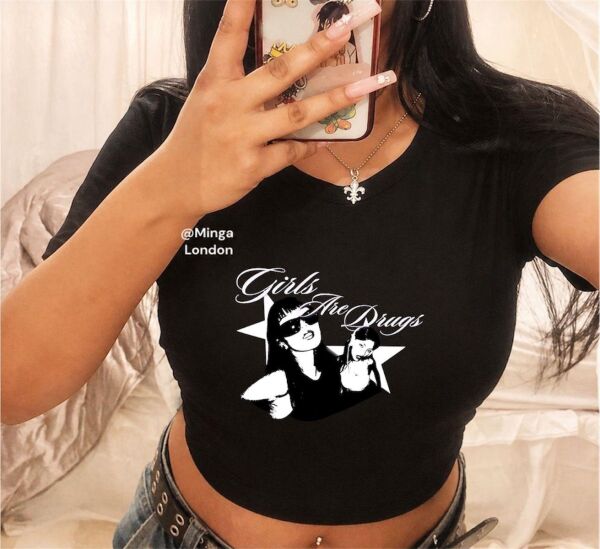 Girls Are Drugs Baskılı Siyah Kemer Boy Y2K Kısa Kollu Crop