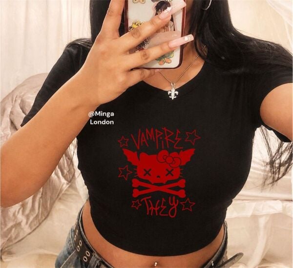 Vampire They Baskılı Siyah Kemer Boy Y2K Kısa Kollu Crop