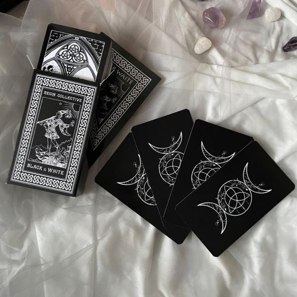 Black & White Tarot Destesi