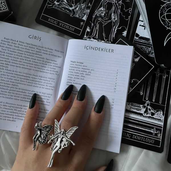 Black & White Tarot Destesi