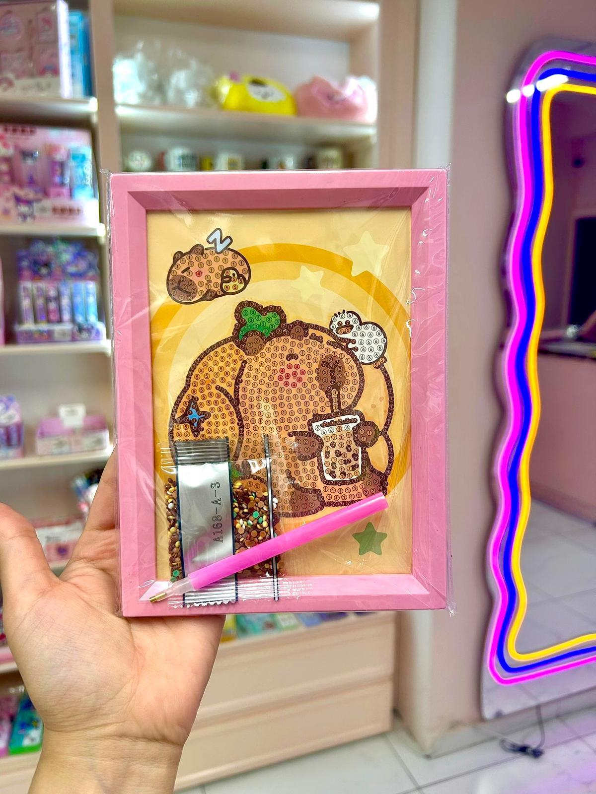 Pembe Capybara Temalı Çerçeveli Taşlama Seti
