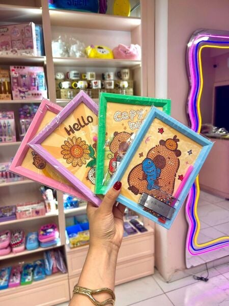 Pembe Capybara Temalı Çerçeveli Taşlama Seti