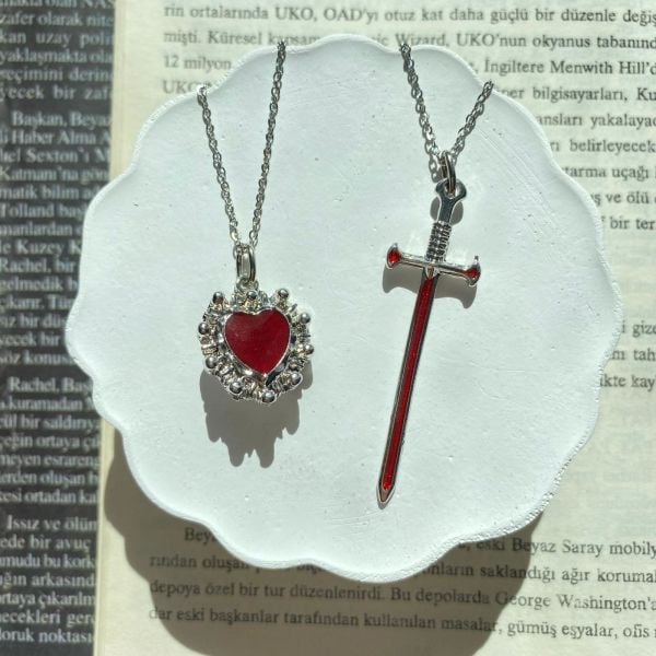 Red Heart Pamuk Prenses ve Avcı Çİft Kolyesi