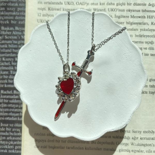 Red Heart Pamuk Prenses ve Avcı Çİft Kolyesi