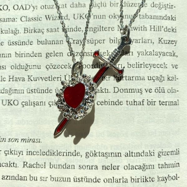 Red Heart Pamuk Prenses ve Avcı Çİft Kolyesi