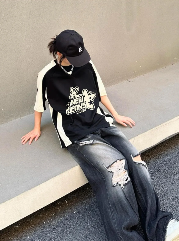 Siyah Star New Jeans Rabbit Baskılı Bej Şeritli Oversize T-shirt