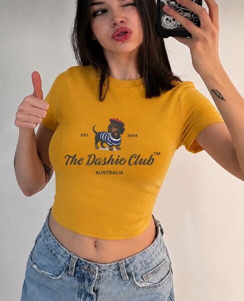 Di Dashie Club Australia Baskılı Kemer Boy Y2K Kısa Kollu Crop