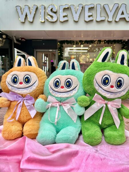 Fiyonklu Koyu Yeşil Peluş Labubu 38 cm