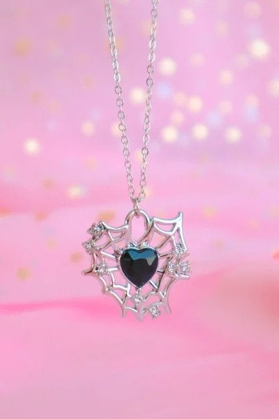 Gümüş Renk Zincirli Black Stone Heart Spider İthal Kolye