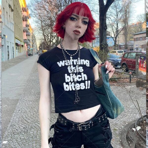Retro Siyah Warning This Bitch Kısa kollu Crop