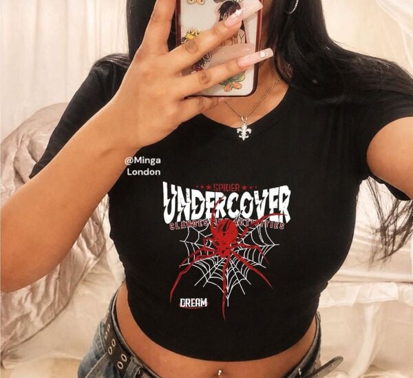 Undercover Baskılı Siyah Kemer Boy Y2K Kısa Kollu Crop