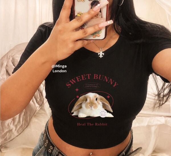 Sweet Bunny Baskılı Siyah Kemer Boy Y2K Kısa Kollu Crop