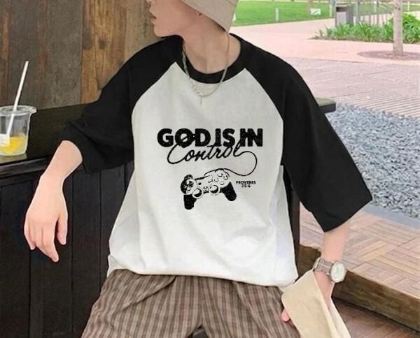 Reglan Kol God Is In Control Baskılı T-Shirt