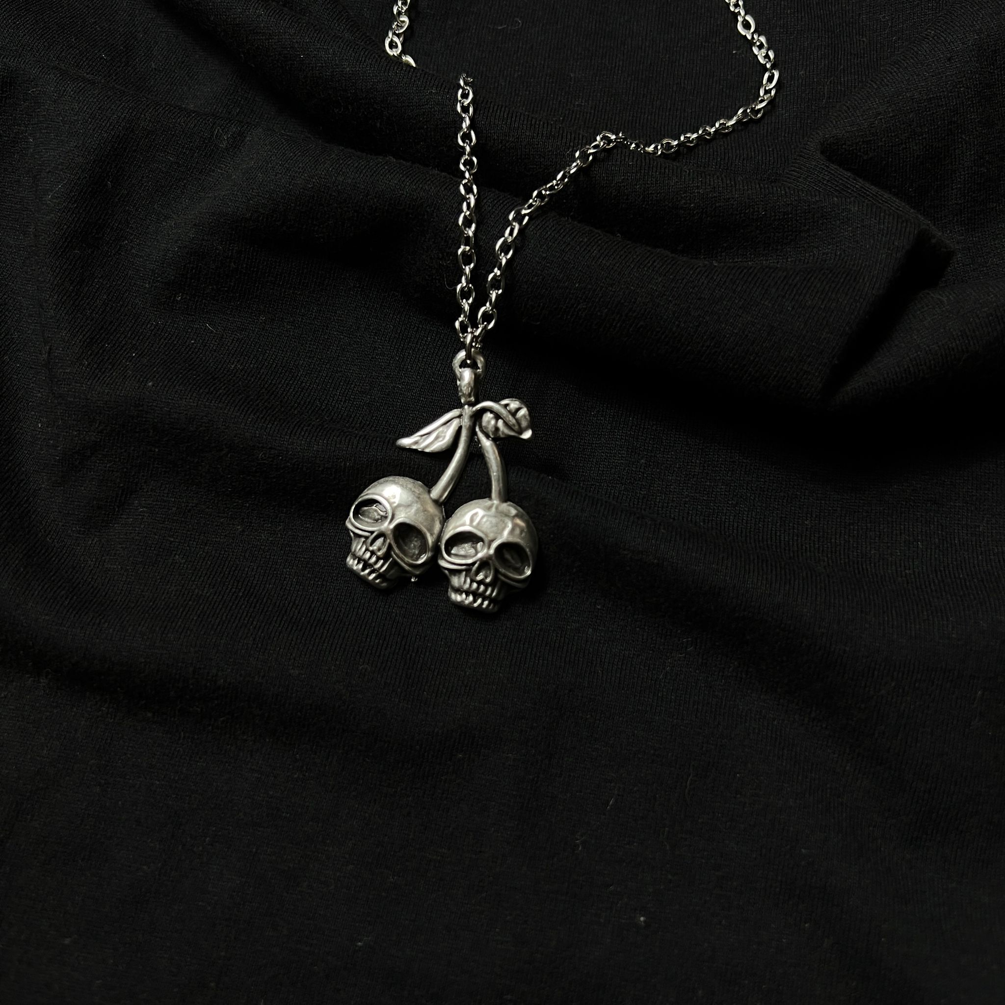 Gothic Cherry Skull Kolye