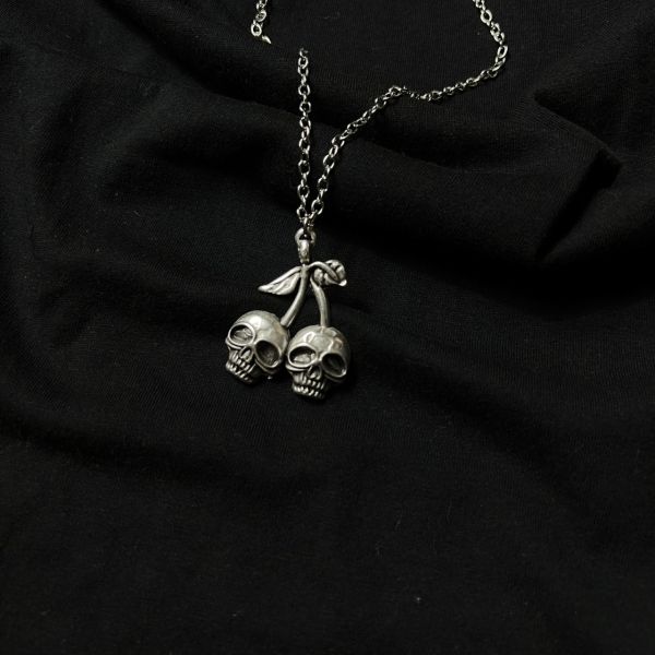 Gothic Cherry Skull Kolye