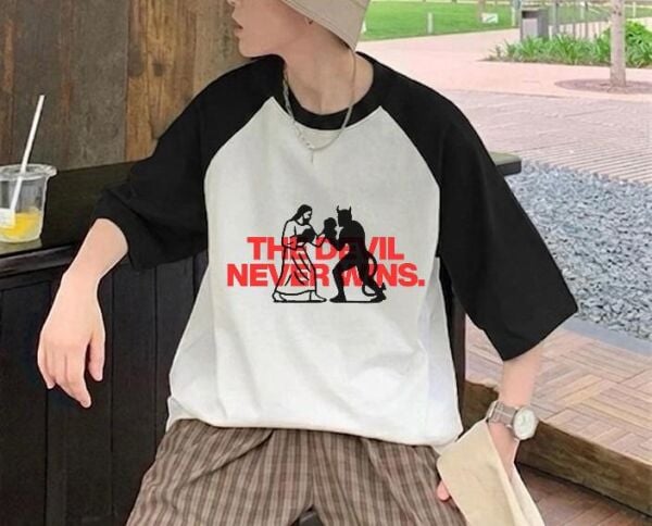 Reglan Kol The Devil Never Wins Baskılı T-Shirt