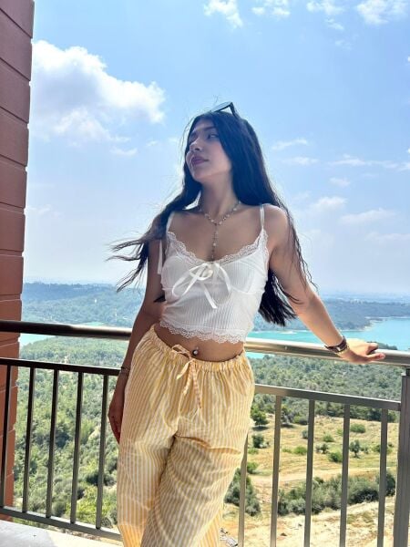 Fiyonk Bağlamalı Dantel Detaylı Beyaz Crop Top