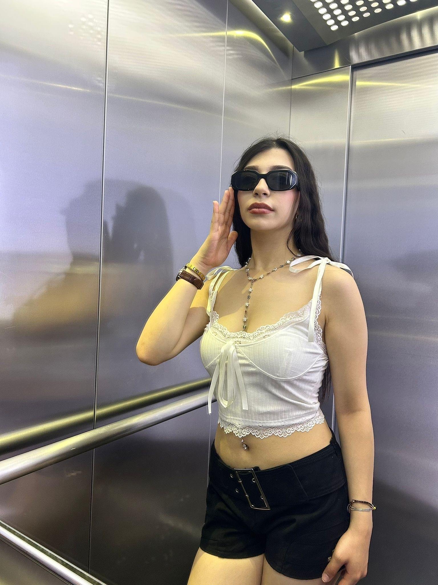 Fiyonk Bağlamalı Dantel Detaylı Beyaz Crop Top