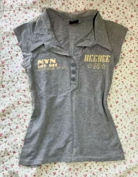 Gri Melanj Nyn Bee Bee Düğmeli Yakalı Y2K Kısa Kollu Crop